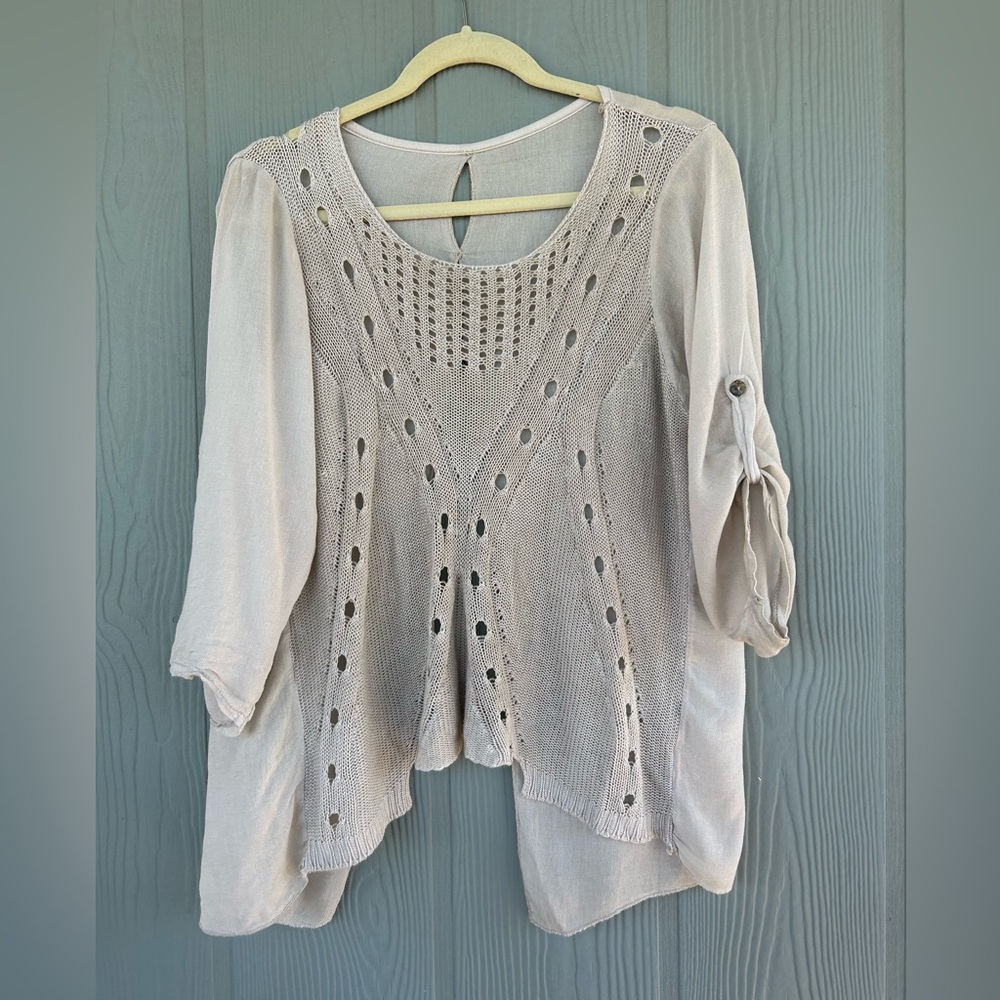 74.Women’s Italian BeigeTop
Size:M Petite